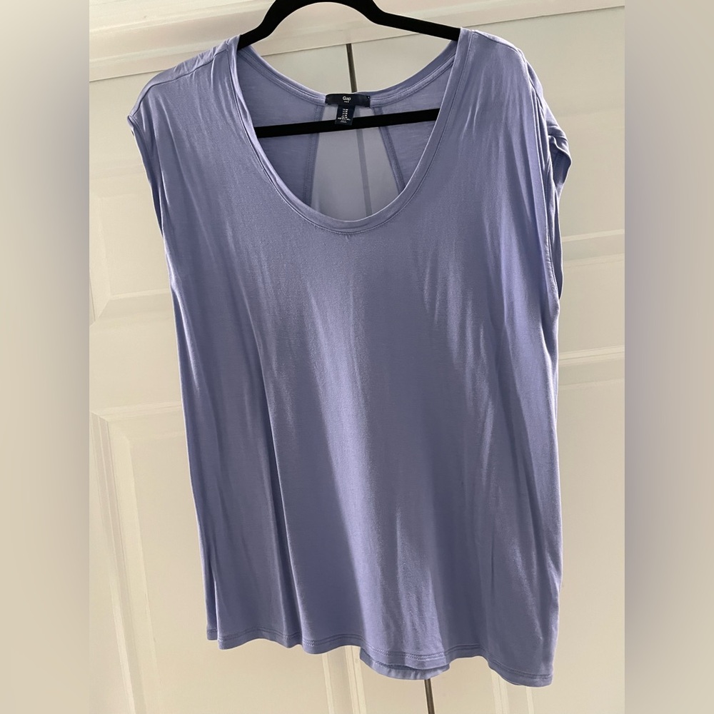 Gap women’s lilac sleeveless scoop top. Pretty sheer detailing in back.Sz M.